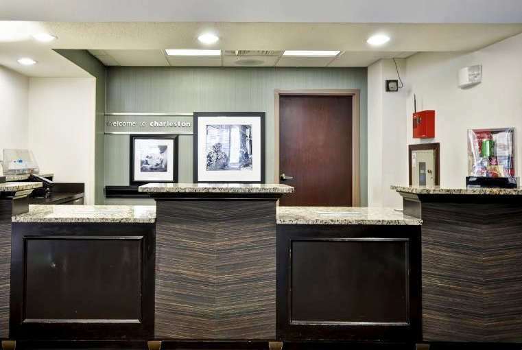 Отель Wingate By Wyndham Charleston Coliseum Север Чарлстон Интерьер фото